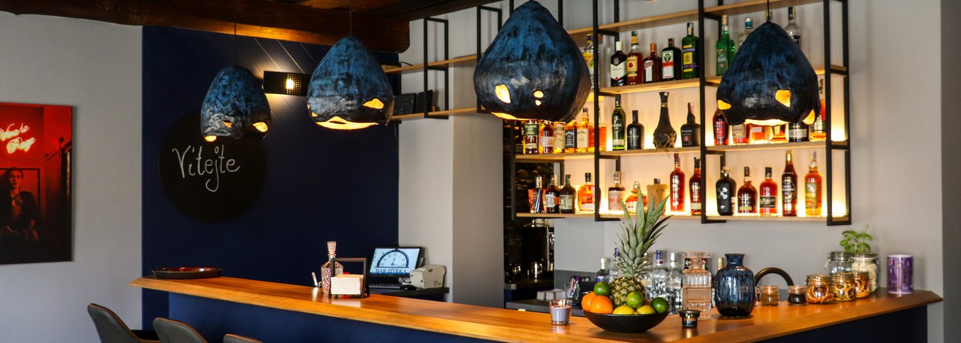 Nově otevřený bar v zábřeze