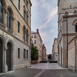 Hôtel de l'Abbaye in Lyon, image may contain: Street, City, Urban, Alley