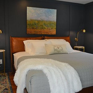 Van Gogh suite king bed