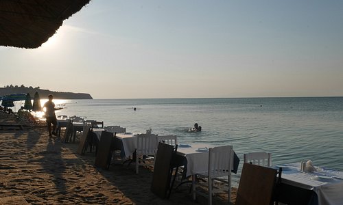 The wonderful beach, calm sea and full sunshine at Taverna Prigipas