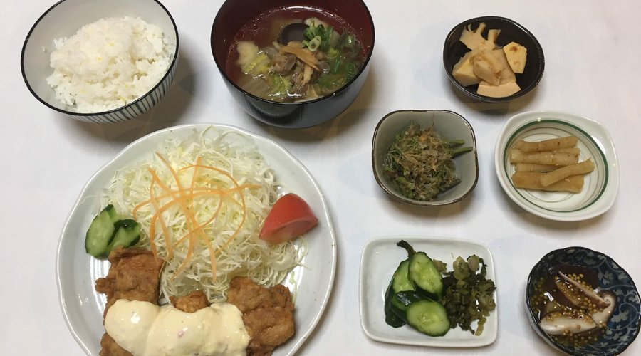 宮崎名物チキン南蛮をメインとしたボリュームもたっぷりの夕食です。