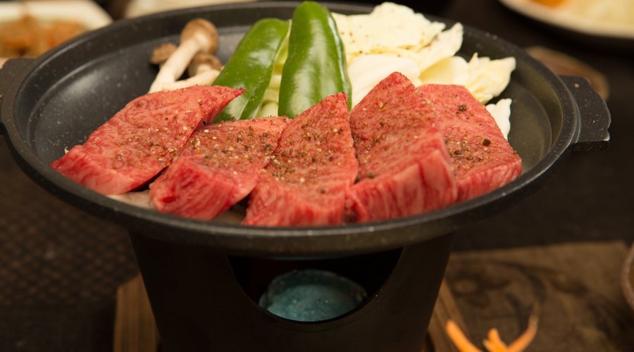 夕食にオプションで日本一を果たした「高千穂牛の陶板焼き」をお付けできます（要予約）。
「宮崎贅沢プラン」にてお申し込み下さい。
