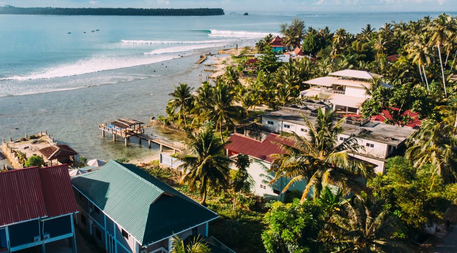 Jamburae Lodge is located directly in front of the world-famous surf spot "The Point" in Sorake, Nias.