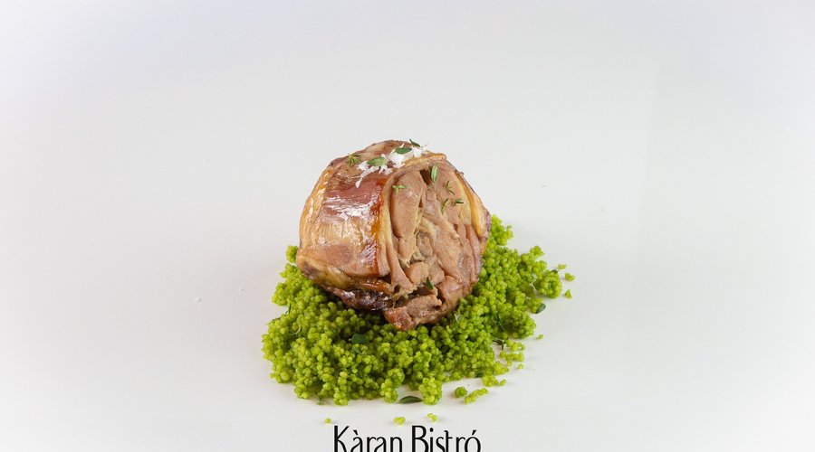 Nuestra cocina es una prolongación de nuestra manera de entender la calidad, exprimiendo la localización y la tradición como punto de partida para crear nuestro propio lenguaje culinario.
A modo de nuestro legado gastronómico las raíces, las estacionalidad y la integridad del producto para evocar el recuerdo a través del paladar, aportando un elemento de sorpresas y modernidad mediante la cuidada fusión de la dehesa y la gastronomía, buscamos que su visita a sea una experiencia única.