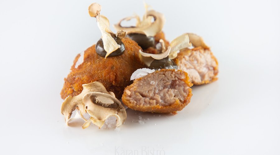 Nuestra cocina es una prolongación de nuestra manera de entender la calidad, exprimiendo la localización y la tradición como punto de partida para crear nuestro propio lenguaje culinario.
A modo de nuestro legado gastronómico las raíces, las estacionalidad y la integridad del producto para evocar el recuerdo a través del paladar, aportando un elemento de sorpresas y modernidad mediante la cuidada fusión de la dehesa y la gastronomía, buscamos que su visita a sea una experiencia única.