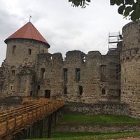 Castillo nuevo y viejo de cesis hay actores haciendo cosas como antaño, lo recomiendo , lo demas de pueblo no merece la pena una vuelta rapida sobre la calle riga y ta esta buen viaje