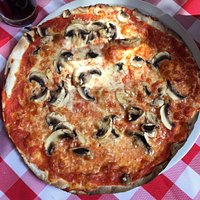 Pizza sottile, croccante e molto buona!