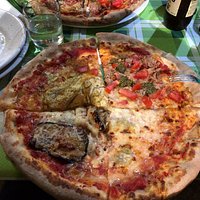In 4 persone, abbiamo preso 4 pizze differenti e le abbiamo fatte dividere in modo che ognuno di noi avesse una pizza con 4 gusti... ottimo!