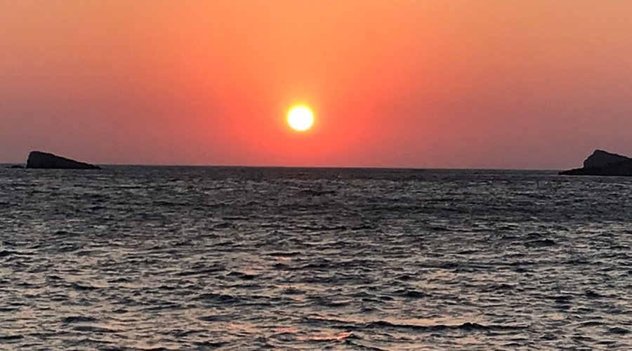 Tramonto a Drymonas, appena prima di Gourna c’è questa località dalla quale si può godere un’ottima vista per il tramonto sul mare per poi andare a cena alla taverna Gournas per dell’ottimo pesce fresco. 