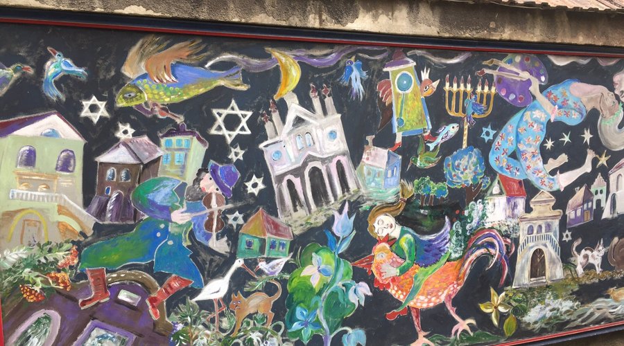 L esterno della sinagoga oggi libreria presenta una bella rivisitazione murale dei soggetti di Mirò
