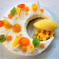 Coco, Passion, Mangue :
Mousse coco, biscuit pâte sucrée, brunoise de mangue à l'huile d'olive vanillée, sorbet passion.