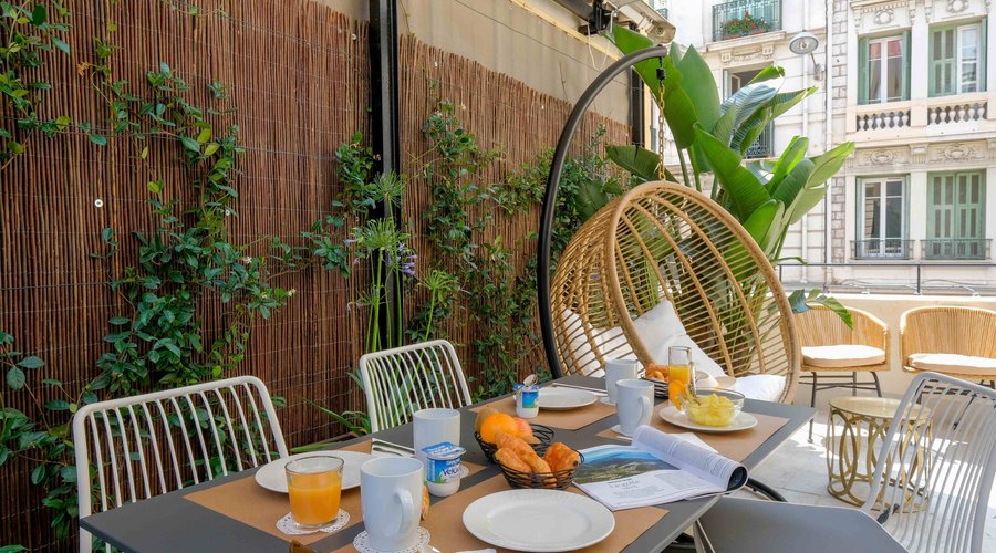 Un petit-déjeuner sur la terrasse