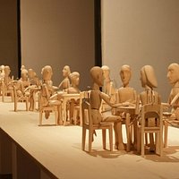 Es una galería de arte sin fines de lucro dirigida voluntariamente por una pintora y un escultor. En la galería se exponen distintas expresiones artísticas: pintura, escultura, fotografía, instalaciones, diseño gráfico, artes aplicadas, etc. al igual que exposiciones temáticas (carnaval, teatro, niños, folclore, historia, no videntes, fotoperiodismo, etc).
La galería también organiza talleres de formación y, bianualmente, el Simposio Internacional de Escultores de Santa Cruz de la Sierra.