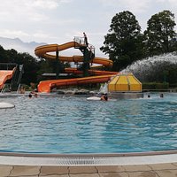 Zwembad Tschagguns, vlakbij Schruns. Prachtig buitenzwembad met glijbanen, wildwaterbad én een wondermooie zwemvijver met lelies. Fantastische uitstap met warm weer. Gratis met de Montafon Brandnertal-kaart. Verfrissend na een warme bergwandeling.