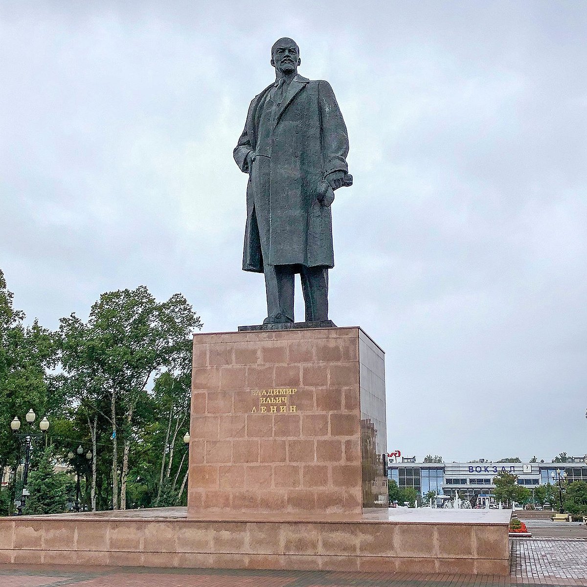 Памятники южно сахалинск. Памятник Ленину Южно-Сахалинск. Статуя Ленина Южно Сахалинск. Памятник Ленину в Южно-Сахалинске фото. Фокино памятник Ленину.