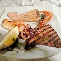 Cena a base di pizza e a base di pesce. Vedi recensione. Locale Consigliato.