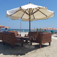 uno dei tavoli sulla spiaggia