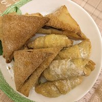 Свежая выпечка, пирожные, хачапури, хлеб, горячие и холодные закуски. Чаще всего берём с собой треугольники с карамелью или ванильной очинкой или трубочки с ореховой начинкой