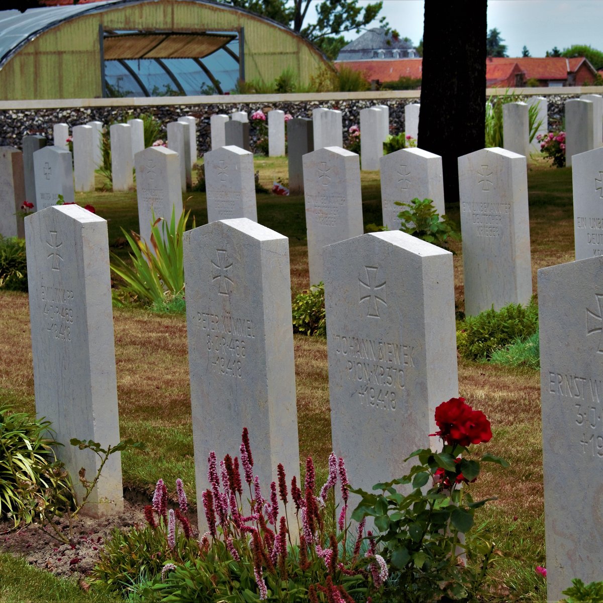 Le Touret Military Cemetery and Memorial (Richebourg) - Tripadvisor