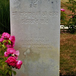 Le Touret Military Cemetery and Memorial (Richebourg) - Tripadvisor