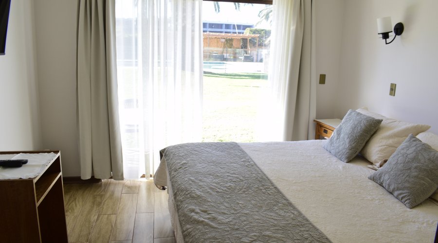 Dormitorio con vista a la piscina