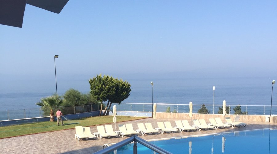 Kuşadası içinde en ucuz kalınabilecek ve en iyi konum sahip otel Kuşadası güvercin ada uygulama oteli odalar eski olabilir ama tatildesin odalarını misafirlerinle paylaşıp gün yapmayacaksın sonucfa otel sahile sıfır kendi plajı olan manzarası Harika olan bir konumda minibüs durağının son durağı otel kapısından bindiğinde vip gibi merkeze kadar oturarak gidiyorsun yani yol bilmeme taksici tuzağı gibi konular yok sabah kahvaltısı açık büfe ve yeterli keza akşam yemeğide aynı şekilde 
