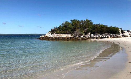 Plage parfaite pour se faire dorer au soleil, pour une belle promenade d’un bout à l’autre. Paradis.
