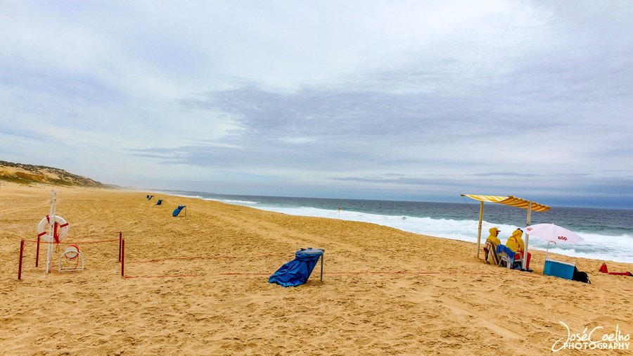 Esta praia bela alentejana, rodeada de dunas e de um extenso areal e de um pinhal, fica situada entre a Reserva Natural das Lagoas de Santo André e da Sancha, freguesia de Vila Nova de Santo André.