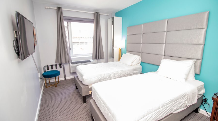 bedroom with 2 twin beds 