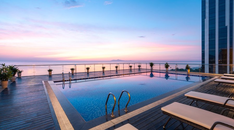 Tận hưởng kỳ nghỉ tuyệt vời tại Serene Beach Hotel Danang, khách sạn Đà Nẵng với hồ bơi ngoài trời nhìn ra toàn cảnh bãi biển Mỹ Khê. Hãy thư giãn và hòa mình vào vẻ đẹp thanh bình tại nơi đây. 
---(ENGLISH)--- Enjoy a wonderful holiday at Serene Beach Hotel Danang, a Da Nang hotel with an outdoor pool and panoramic views of My Khe beach. Relax and immerse yourself in the peaceful beauty here. 