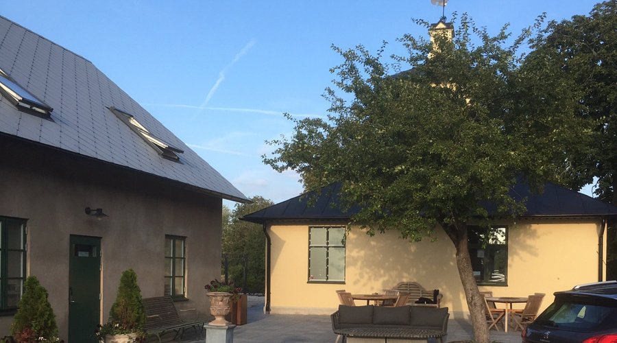 Brohusets B&B i Lomma ett toppenställe!! Generösa och vänligt värdpar. Härligt med fritt bubbelbad på gården. Det är nära till havet, Lund och Malmö. 