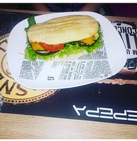 per chi è vegetariano o è amante delle verdure grigliate consiglio il panino vegetariano, ottimo con melanzane peperoni e zucchine grigliate, lattuga e pomodori freschi