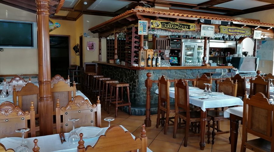 Bar e outro recanto da sala de jantar