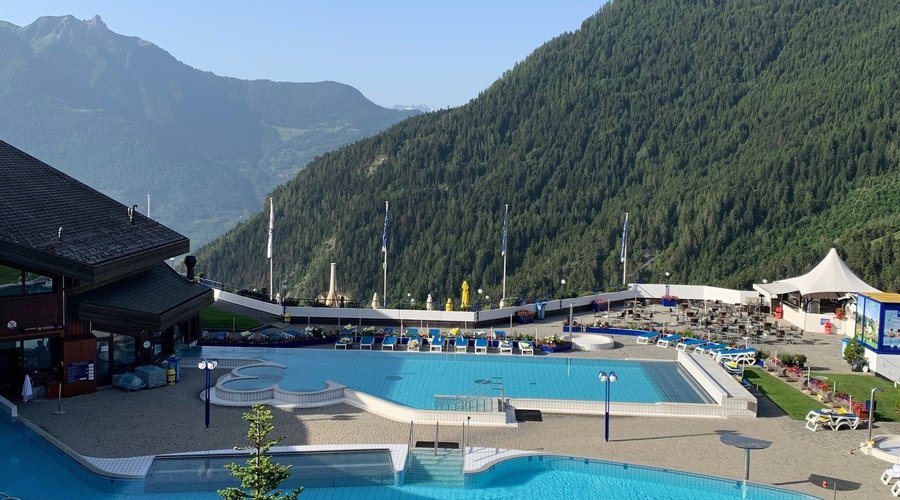 Thermalisme de montagne, nos 2 bassins extérieurs avec vue magnifique sur les Alpes