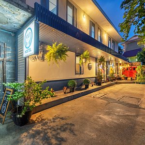Visut house the brand new hostel. It's more than a hostel, the one and only heritage hostel in Bangkok.You will fall in love with this place.💯

📍Clean rooms.
📍Cozy and nice place.
📍We are 24 hrs.
📍Free breakfast
📍Safety security with CCTV.

🗓For reservation please contact us

📲https://www.visuthouse.com/

📞Tel: 02-010-8855 , 090-885-3863