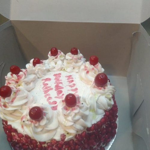 Buy/Send Premium Red Velvet Cake Online @ Rs. 2139 - SendBestGift