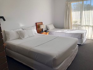 Matador Motor Inn in Coffs Harbour, image may contain: Furniture, Bed, Dorm Room, Room
