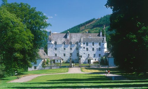 When in the Scottish Borders, be sure to visit Scotland's oldest inhabited house and discover its fascinating history! ✨