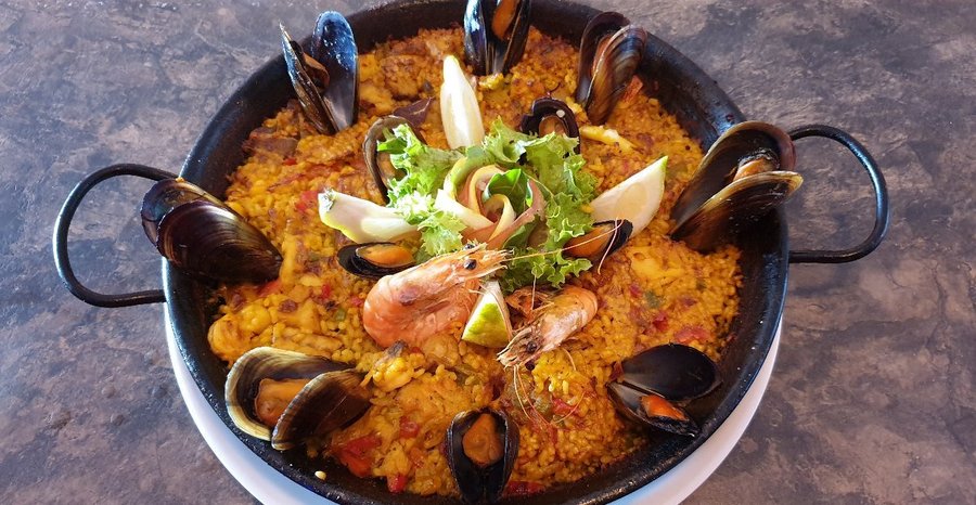 Paella de pescados y mariscos frescos