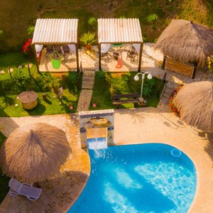 pergolados com redes, quiosques e cascata da piscina