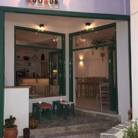 Καθαρά ποτά, δροσερά cocktails, τοπικά κρασιά και οι καλύτερες μουσικές του νησιού