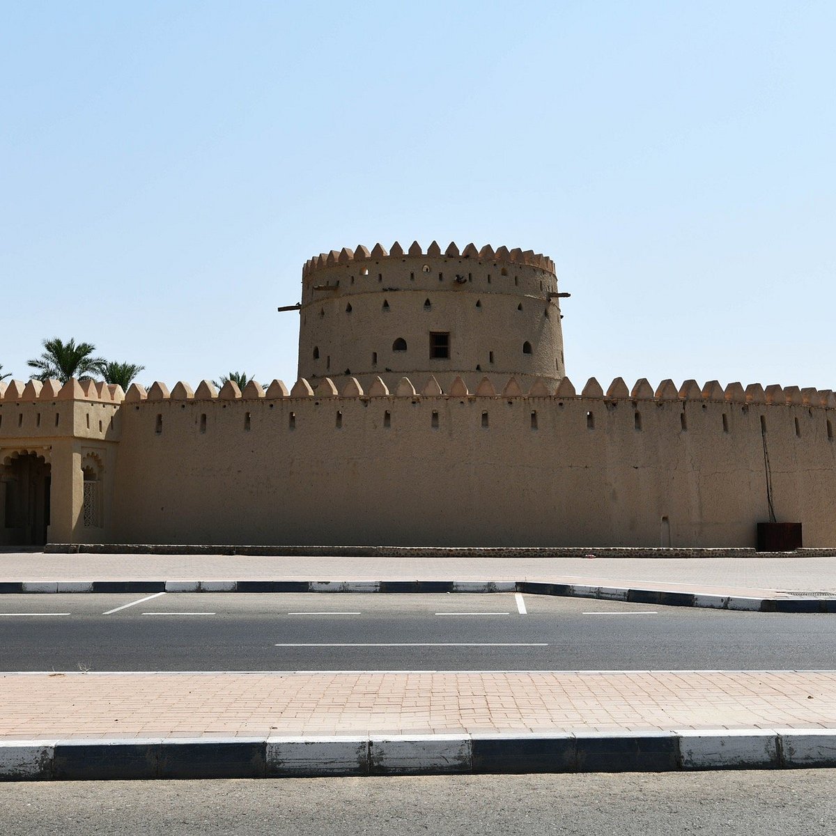 Башня ала. Аль-Айн Форт Аль-Хилл. Башня Аль Тиджария. Hili Archaeological Park Эль-Айн. Аль Айн достопримечательности.