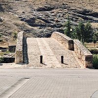 Puente Romano y La torre del Agua.