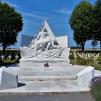 memorial que hay justo delante del cementerio