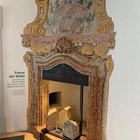 Mostra fossili, scalinata elicoidale, campanacci, camino e stufa interna .