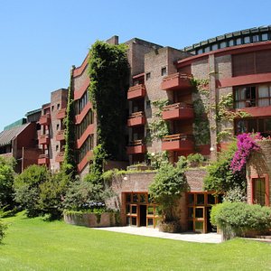 Hotel Del Bosque. Oasis de Naturaleza en Pinamar. A metros del centro y el mar. 