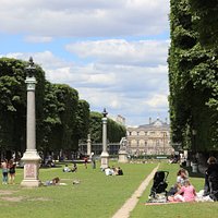 Vue de ce groupe sculpté dans le jardin