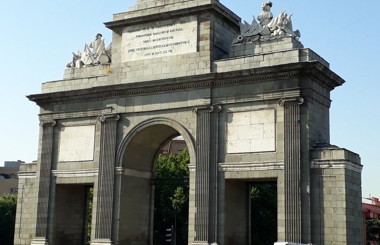 Bela porta na rotatória!