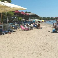 Το πρώτο, με τις λευκές τέντες.