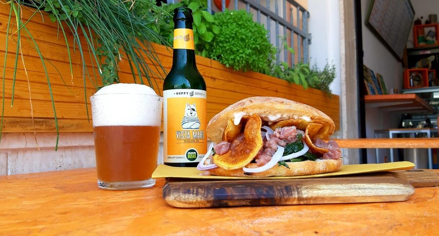 Ogni settimana da Gino propone una puccia d'aMare diversa! Vieni adassaggiarle tutte! 
Qualità e freschezza dei prodotti! 
Tartare di tonno
Cicoria saltata
Anelli di cipolla di Tropea
Chips della casa e 
Sour cream
Ti aspettiamo! 